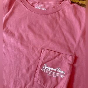Vineyard Vines, Vineyard Surf Script. Salmon color, Size S